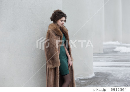 Glamour. Beauty Thoughtful Woman over White Wall in Wool Outwear dreaming 6912364