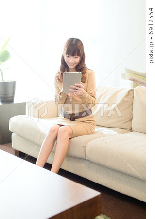 タブレットを使う女性 6912554