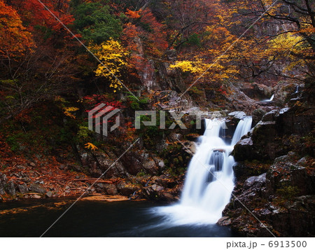 紅葉の三段滝 紅葉の三段滝 6913500