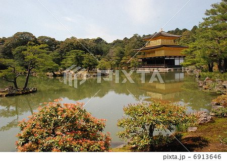 金閣寺の「舎利殿」と「鏡湖池」（京都市北区） 6913646