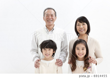 笑顔の祖父母と孫4人 6914455