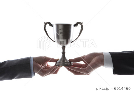 トロフィーを持っている2人の手 6914460