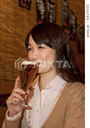 ビールを飲んでいるビジネスウーマン 6914503