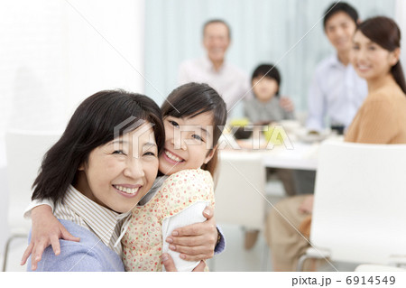 孫を抱き締めている祖母 6914549