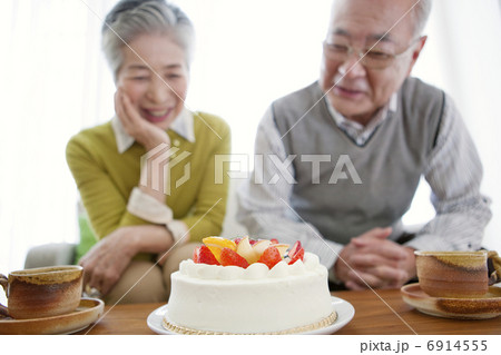 ケーキを見る中高年夫婦 ケーキを見る中高年夫婦 6914555