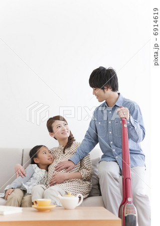 妊婦のお腹に触れる父親と母娘 妊婦のお腹に触れる父親と母娘 6914619
