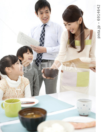 朝食の準備をしている家族4人 6914642