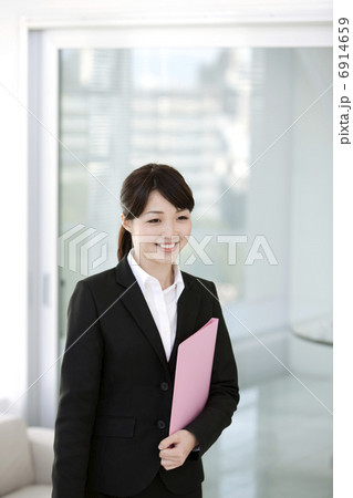 ファイルを持つビジネスウーマン 6914659