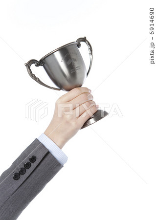 トロフィーを持っている手 6914690