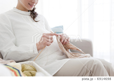 編み物をする妊婦 6914698