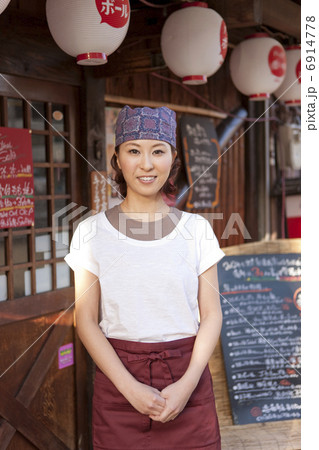 笑顔の店員 6914778