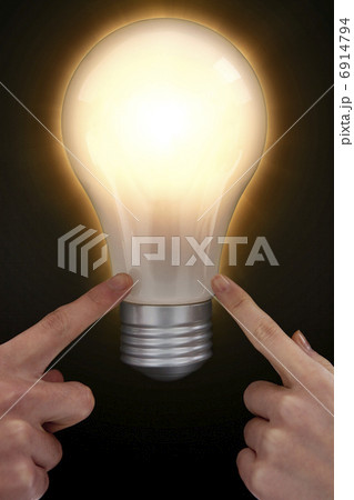 電球を指差す2人の手 6914794