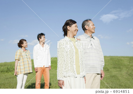 遠くを眺める笑顔の家族4人 6914851
