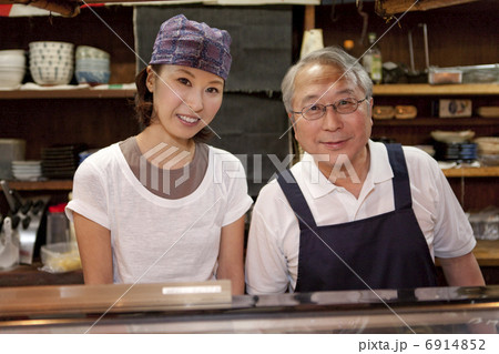 笑顔の店員2人 6914852