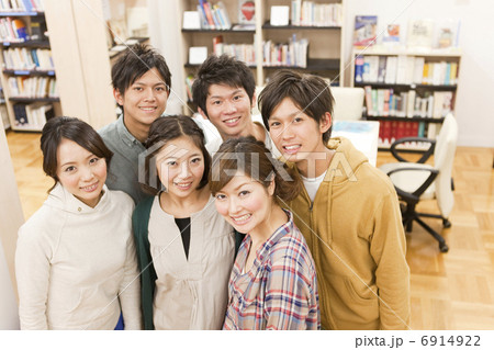 笑顔の大学生6人 6914922