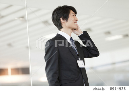 電話するビジネスマン 6914928