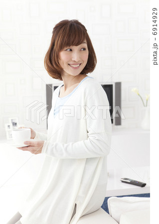 コーヒーを持つ女性 6914929
