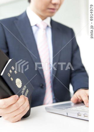 パスポートを持つビジネスマン 6914979
