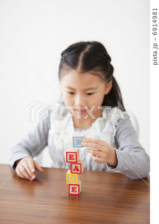 アルファベットパズルと女の子 6914981