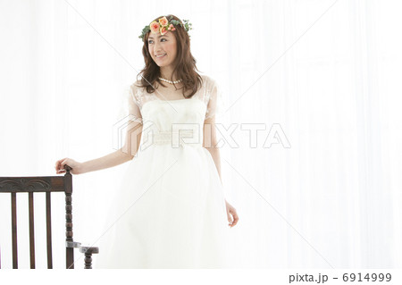 遠くを眺める新婦 6914999