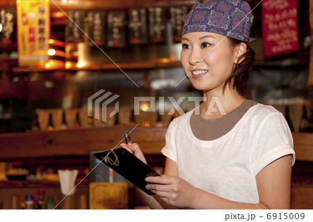 注文を聞く店員 6915009