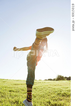 蹴るポーズの男の子の写真素材