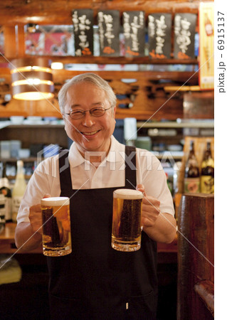 ビールを持っている笑顔の店員 6915137