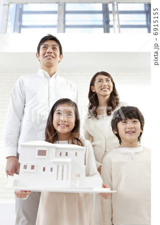 建築模型を持っている家族4人 6915155