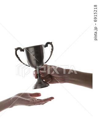 トロフィーを手渡す2人の手 6915218