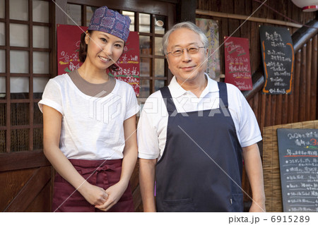 笑顔の店員2人 笑顔の店員2人 6915289