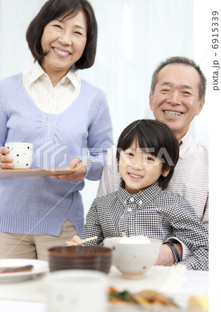 笑顔の祖父母と孫 笑顔の祖父母と孫 6915339