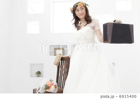 バッグを持つ新婦 バッグを持つ新婦 6915400