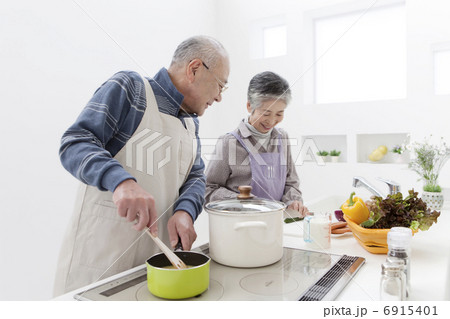 調理をする中高年夫婦 6915401