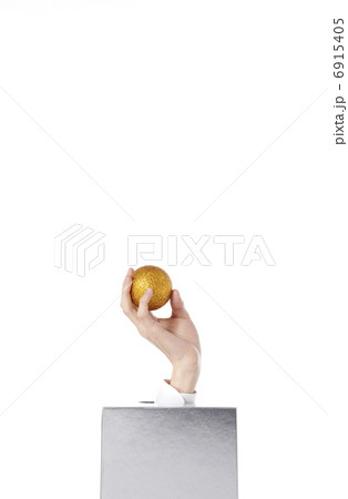 ボールを掴んでいる手 ボールを掴んでいる手 6915405