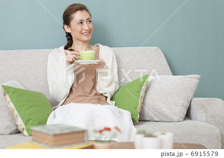 ソファーに座って紅茶を飲む女性 6915579