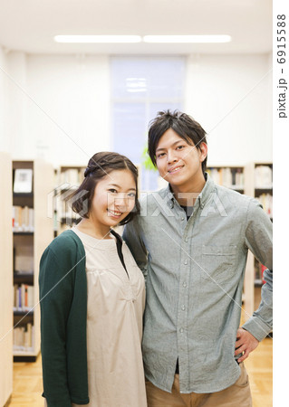 笑顔の大学生カップル 6915588