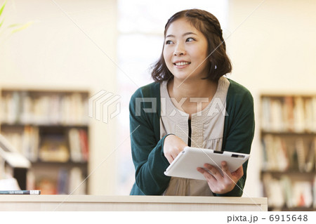 タブレットPCを操作する女性 6915648