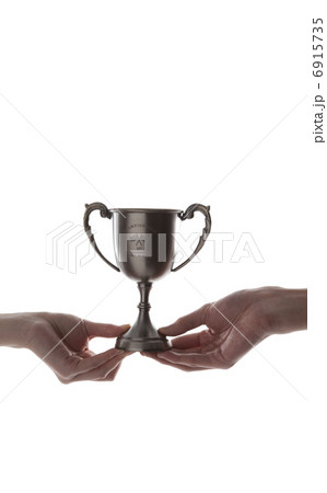 トロフィーを持っている2人の手 6915735