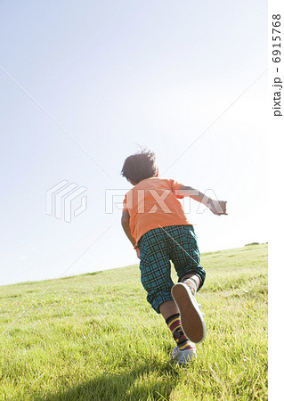 走っている男の子の後姿の写真素材