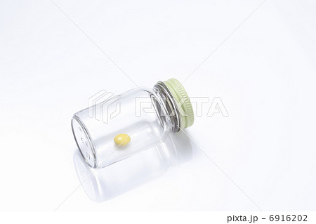 一錠だけ残ったビタミン剤の薬ビン 6916202