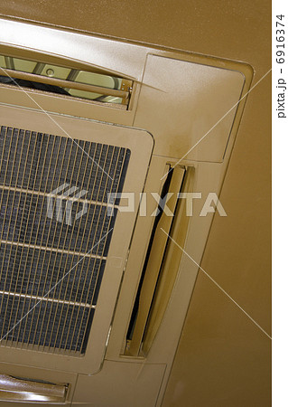煙草のヤニで黄ばんだ喫煙ルームのエアコン 6916374