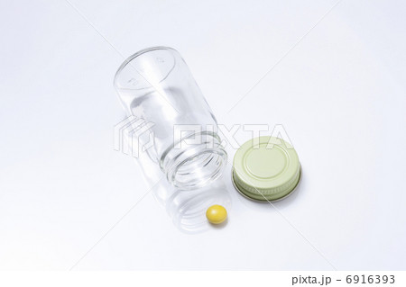 一錠だけ残ったビタミン剤の薬ビン 6916393
