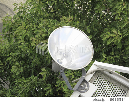 屋外の水銀灯 6916514