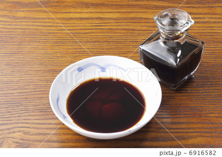醤油と醤油差し 醤油と醤油差し 6916582