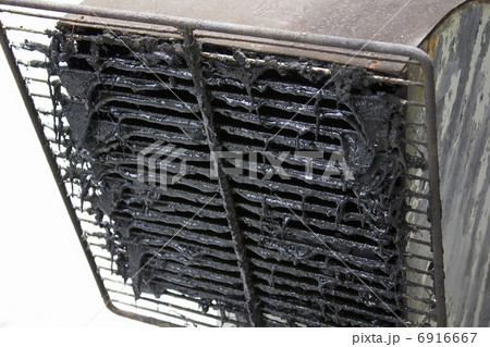 油汚れで真っ黒になった換気口 油汚れで真っ黒になった換気口 6916667