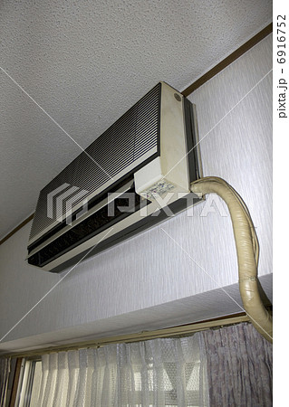 マンションの旧式エアコン 6916752