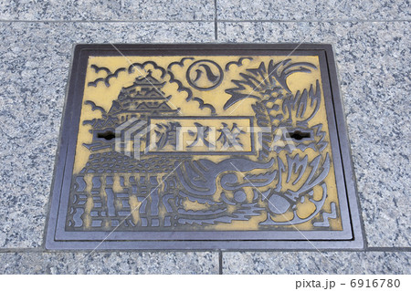 歩道に埋設された消火栓 6916780