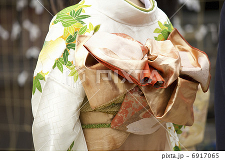 振り袖姿の女性の帯 振り袖姿の女性の帯 6917065