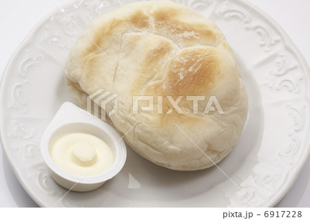 お皿にのせたソフトパンとバター お皿にのせたソフトパンとバター 6917228