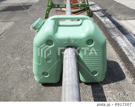 道路工事現場の樹脂製の安全柵の水タンクのおもり 6917307